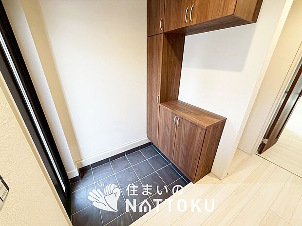 【現地写真(玄関)】玄関には、大型のシューズ収納を設置しています。