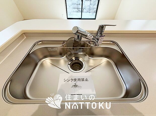 【浄水器内臓型ハンドシャワー付シンク】傷や汚れが付きにくい静音仕様の全面エンボス加工シンク。
また、蛇口の先端に浄水器を内蔵。浄水シャワーが使える毎分4リットルのたっぷり浄水。