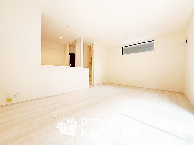 【現地写真(リビング)】フローリング材には、木目、色調など木材特有の風合いがあり、ナチュラルな美しさになっています。