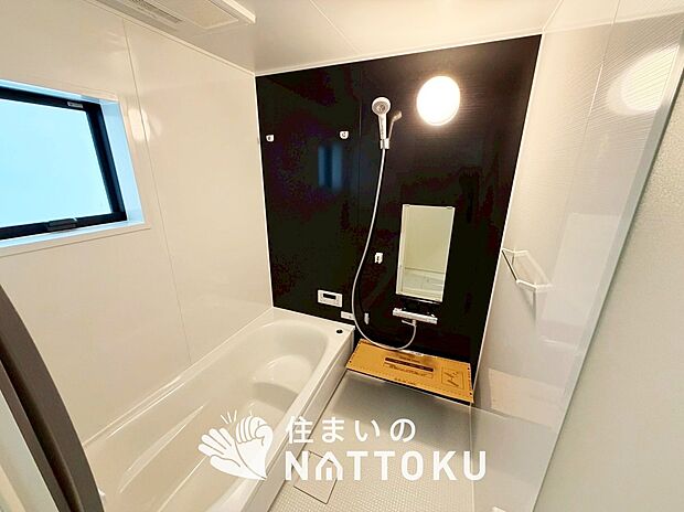 【現地写真(浴室)】浴室暖房乾燥機付き。1坪タイプで広々です。