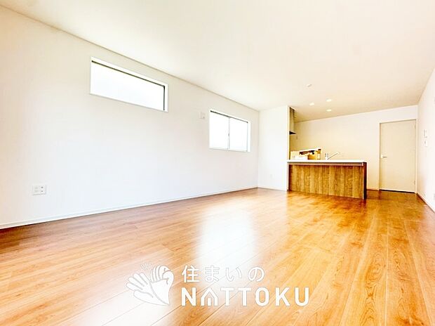 【現地写真(リビング)】フローリング材には、木目、色調など木材特有の風合いがあり、ナチュラルな美しさになっています。