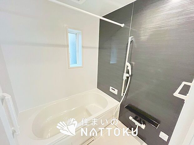 【現地写真(浴室)】浴室暖房乾燥機付き。1坪タイプで広々です。