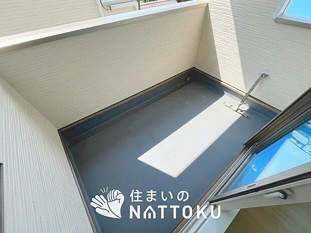 【バルコニー】奥行きが広く、洗濯物をゆったりと干せる十分な広さで、家族の洗濯も捗ります。