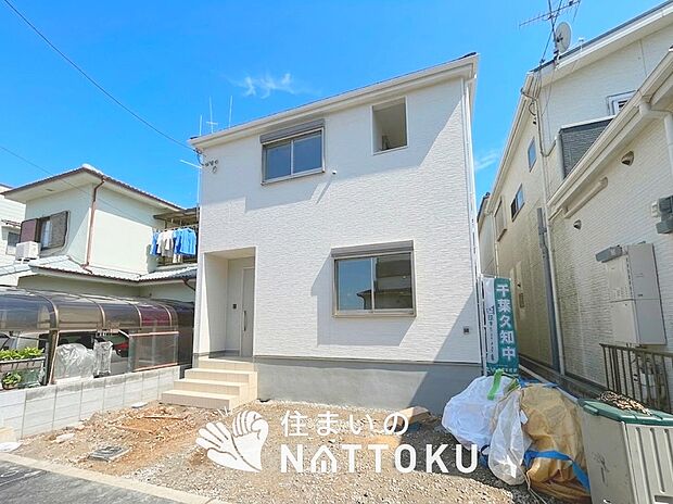 【現地写真(外観)】雨で汚れを落とし、耐久性・耐候性に優れた外壁を使用しています。