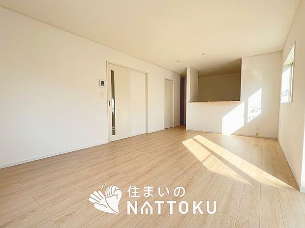 【現地写真(リビング)】フローリング材には、木目、色調など木材特有の風合いがあり、ナチュラルな美しさになっています。