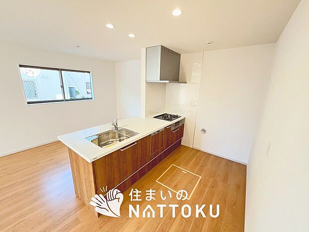 【現地写真(キッチン)】収納たっぷりのシステムキッチン、浄水器付水栓を標準装備しています。