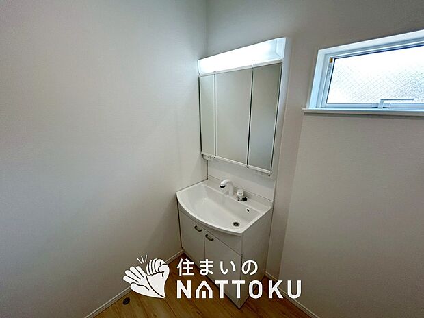 【洗面台・洗面所】鏡の両サイドは、必要なものを取出しやすく、大きな鏡面で朝の準備も快適。
使いやすいリフトアップ機能付きのシングルレバーシャワー水栓付です。