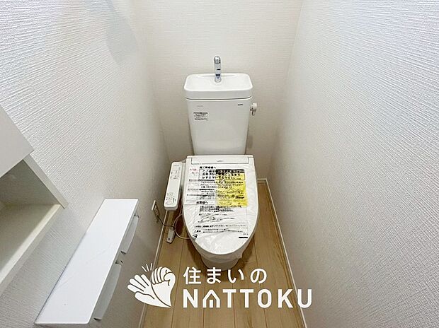 【トイレ】汚れてもサッとひと拭きでお手入れ簡単、エコ仕様の温水洗浄便座付きのトイレです。
バリアフリーにも配慮しています。