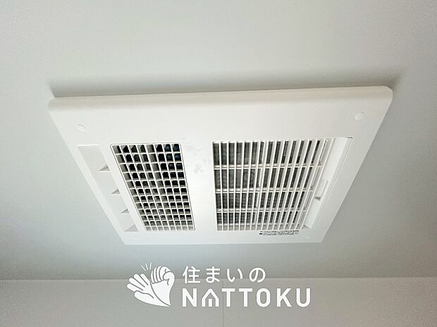 【浴室暖房換気乾燥機】サイドブロー機能で、乾燥効率アップです。
サイドに吹き出しを搭載することにより浴室内を端まで循環する気流ができ、さらに省エネ性能がアップします。