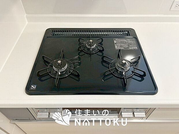 【ビルトインコンロ】フラットな構造で清掃性が高く、過熱防止センサー付3口タイプで日頃の家事も快適です。