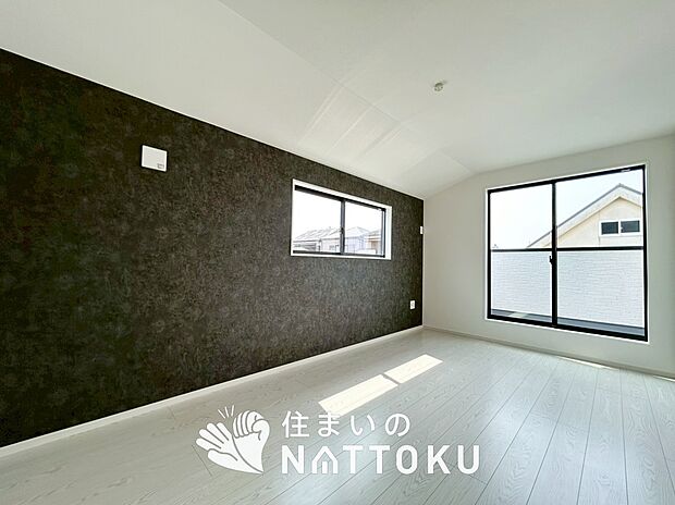 【現地写真(寝室)】木目の美しさを際立たせるシンプルデザインの建具を使用しています。