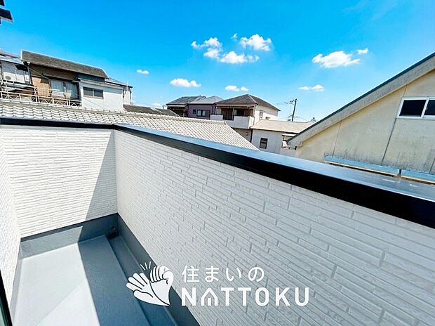 【バルコニー】奥行きが広く、洗濯物をゆったりと干せる十分な広さで、家族の洗濯も捗ります。