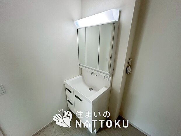 【洗面台・洗面所】鏡の両サイドは、必要なものを取出しやすく、大きな鏡面で朝の準備も快適。
使いやすいリフトアップ機能付きのシングルレバーシャワー水栓付です。