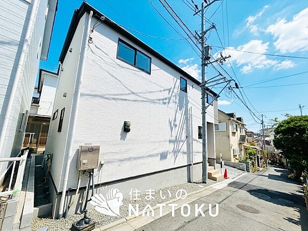 【現地写真(前道含む外観)】お引渡し後も無償の定期点検を行っており、暮らしの安心をお届けしています。