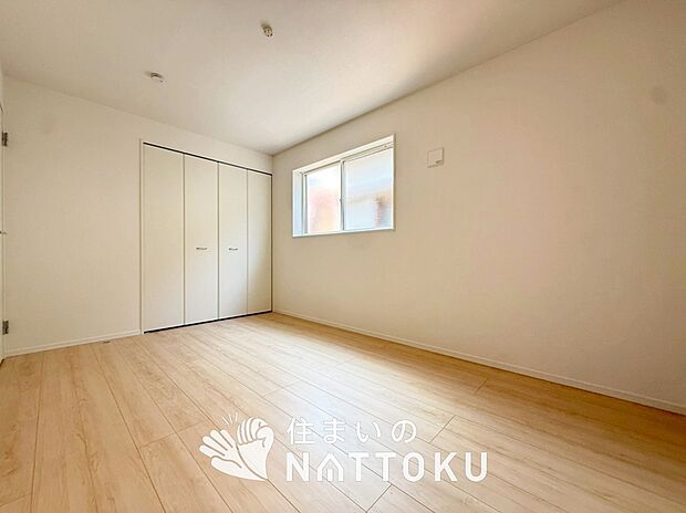 【現地写真(洋室)】木目の美しさを際立たせるシンプルデザインの建具を使用しています。