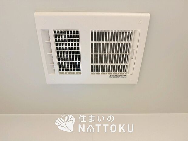【浴室暖房換気乾燥機】サイドブロー機能で、乾燥効率アップです。
サイドに吹き出しを搭載することにより浴室内を端まで循環する気流ができ、さらに省エネ性能がアップします。