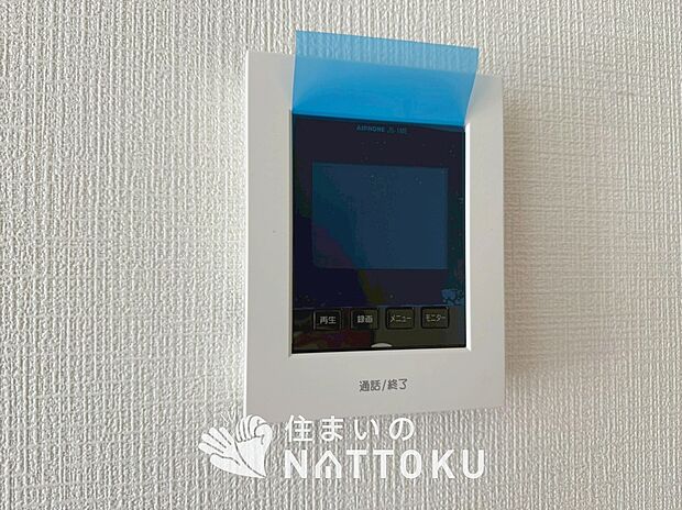 【TVモニター付インターホン】手放し通話ができ、送話表示灯で送話・受話状態が確認できます。
映像と音声で玄関先の様子をチェックできるモニター機能や、夜間の訪問者の顔も確認できるLEDライトを装備しています。