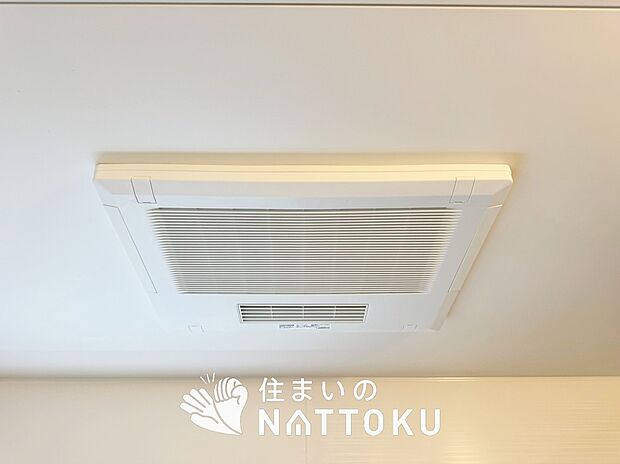 【電気式浴室暖房換気乾燥機】寒い冬場はあたたかく、暑い夏場は扇風機のような心地よさです。
雨の日は、浴室が衣類乾燥スペースになります。
