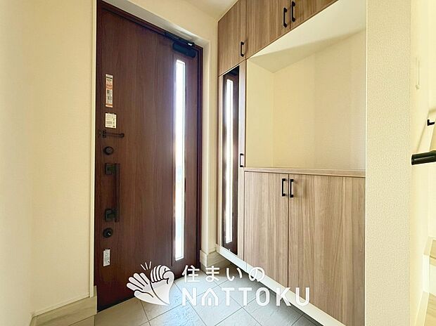 【現地写真（玄関）】玄関には、大型のシューズ収納を設置しています。