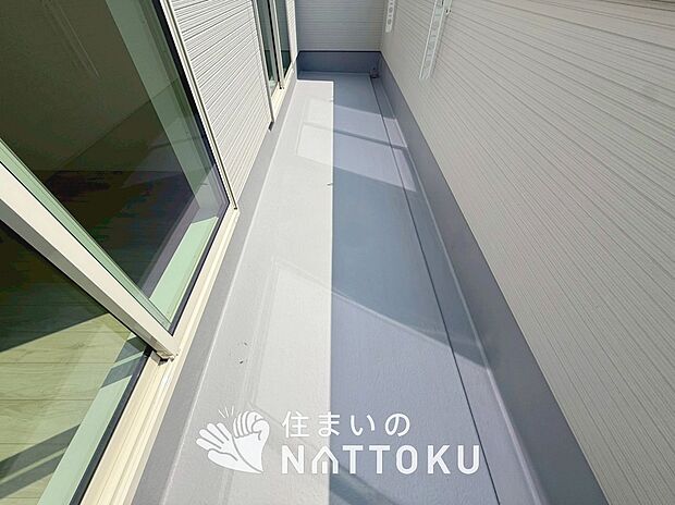 【バルコニー】奥行きが広く、洗濯物をゆったりと干せる十分な広さで、家族の洗濯も捗ります。