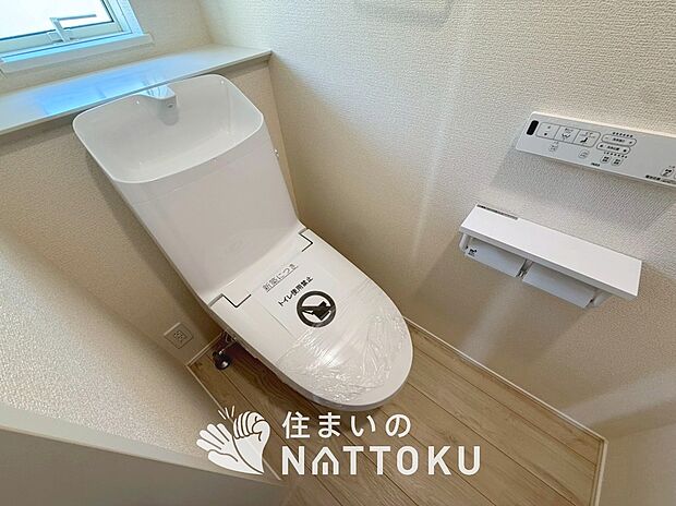 【トイレ】汚れてもサッとひと拭きでお手入れ簡単、エコ仕様の温水洗浄便座付きのトイレです。
バリアフリーにも配慮しています。
