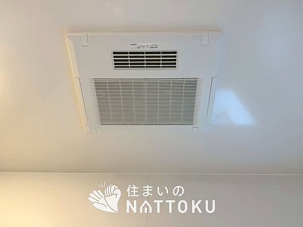 【浴室換気乾燥暖房機】予備暖房や衣類の乾燥に使用できる乾燥機を設置。
雨の日の洗濯物や、部屋干しの衣類等の乾燥に活躍します。