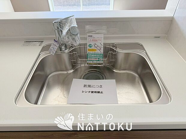 【浄水器内臓ハンドシャワー付シンク】広々とした凸型シンクに洗剤ポケットを標準装備。すっきり収納できます。
また、蛇口の先端に浄水器を内蔵しているため場所をとりません。