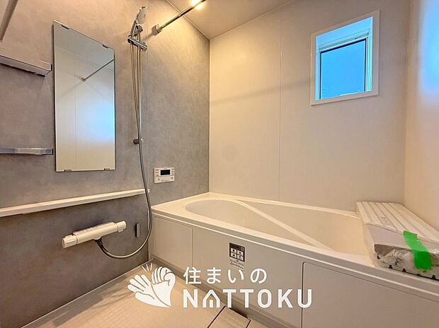 【現地写真（浴室）】浴室暖房乾燥機付き。１坪タイプで広々です。