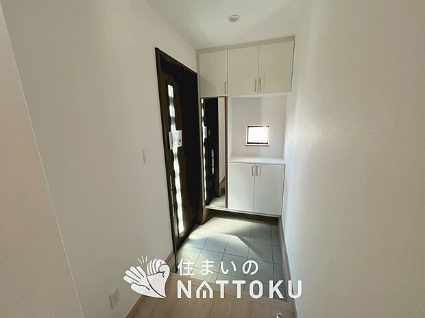 【現地写真（玄関）】玄関には、大型のシューズ収納を設置しています。