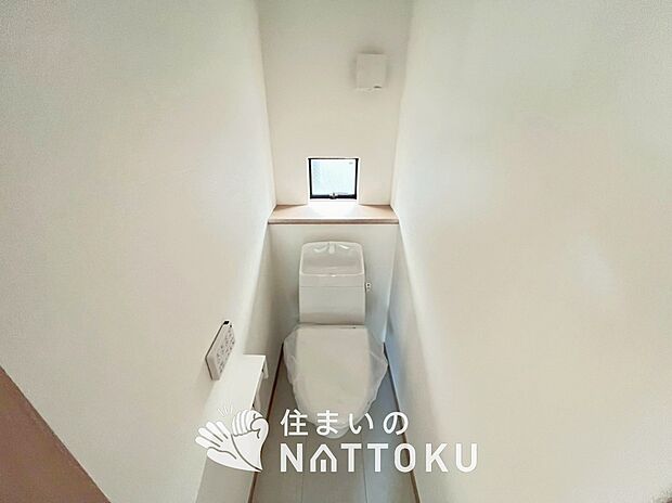 【トイレ】汚れてもサッとひと拭きでお手入れ簡単、エコ仕様の温水洗浄便座付きのトイレです。
バリアフリーにも配慮しています。
