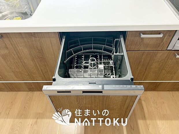 【食器洗い乾燥機】食後の時間にゆとりを与えてくれる食器洗い乾燥機。
操作ボタンも上面にあるので、腰をかがめずに操作ができラクラクです。
