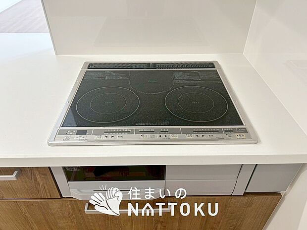 【ビルトインコンロ】フラットな構造で清掃性が高く、過熱防止センサー付３口タイプで日頃の家事も快適です。