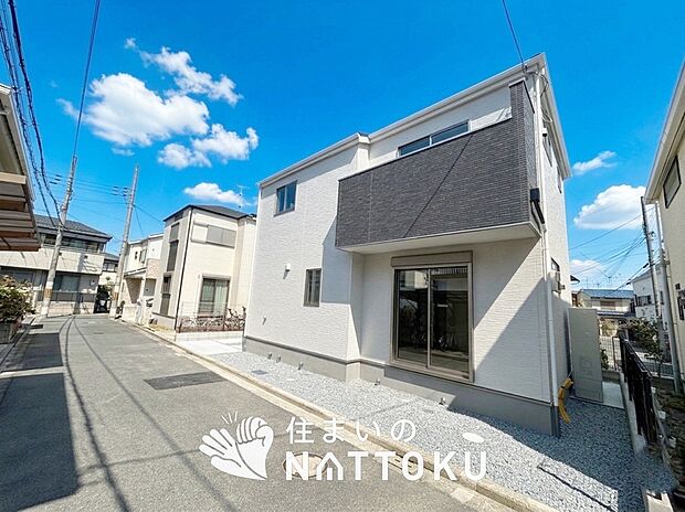 【現地写真（前道含む外観）】断熱性、気密性を高める工夫で一年中ずっと心地よく暮らせる、高気密・高断熱です。