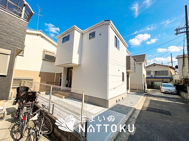 【現地写真（前道含む外観）】お引渡し後も無償の定期点検を行っており、暮らしの安心をお届けしています。