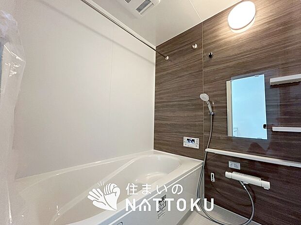 【現地写真（浴室）】浴室暖房乾燥機付き。１坪タイプで広々です。