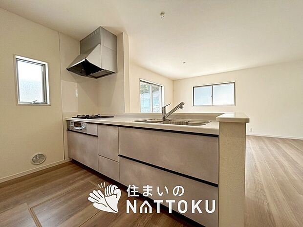 【現地写真(キッチン)】収納たっぷりのシステムキッチン、浄水器付水栓を標準装備しています。