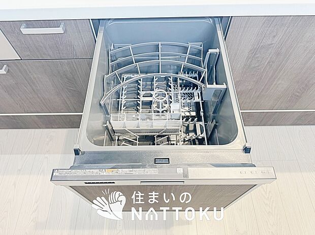 【食器洗い乾燥機】食後の時間にゆとりを与えてくれる食器洗い乾燥機。
操作ボタンも上面にあるので、腰をかがめずに操作ができラクラクです。
