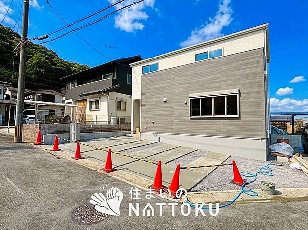 【現地写真(前道含む外観)】お引渡し後も無償の定期点検を行っており、暮らしの安心をお届けしています。