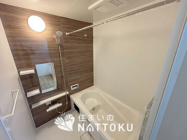 【現地写真(浴室)】浴室暖房乾燥機付き。1坪タイプで広々です。