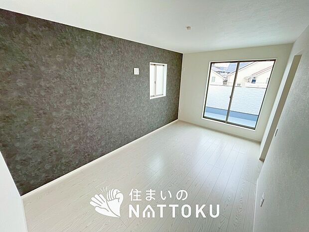 【現地写真（寝室）】木目の美しさを際立たせるシンプルデザインの建具を使用しています。