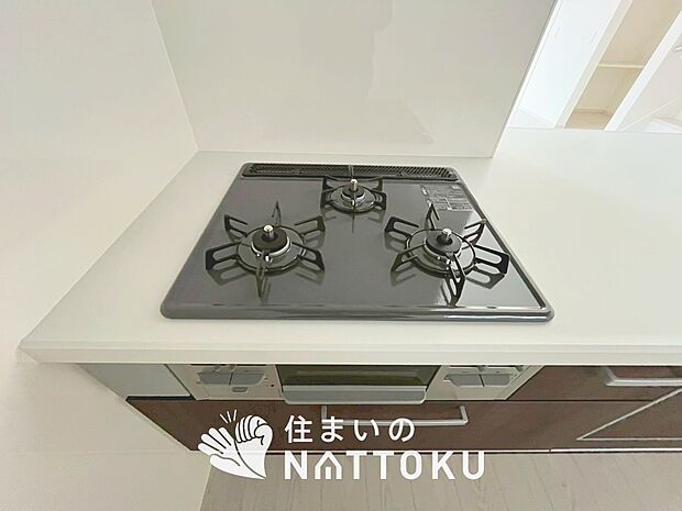 【ビルトインコンロ】フラットな構造で清掃性が高く、過熱防止センサー付３口タイプで日頃の家事も快適です。