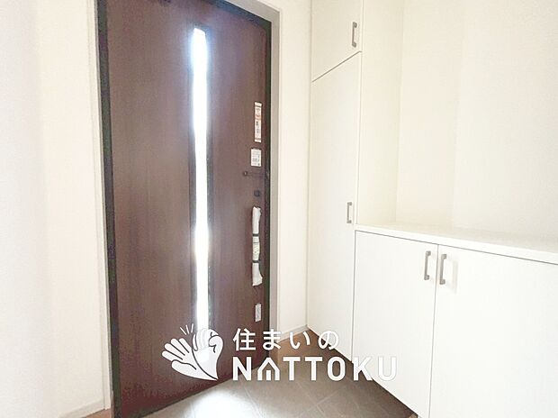【現地写真(玄関)】玄関には、大型のシューズ収納を設置しています。