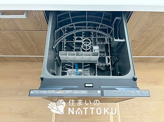 【食器洗い乾燥機】食後の時間にゆとりを与えてくれる食器洗い乾燥機。
操作ボタンも上面にあるので、腰をかがめずに操作ができラクラクです。
