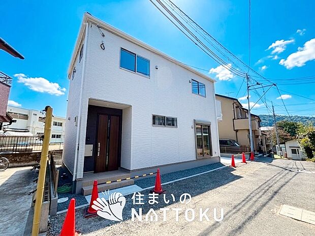 【現地写真(前道含む外観)】お引渡し後も無償の定期点検を行っており、暮らしの安心をお届けしています。