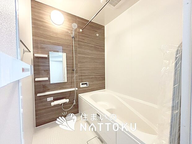 【現地写真(浴室)】浴室暖房乾燥機付き。1坪タイプで広々です。