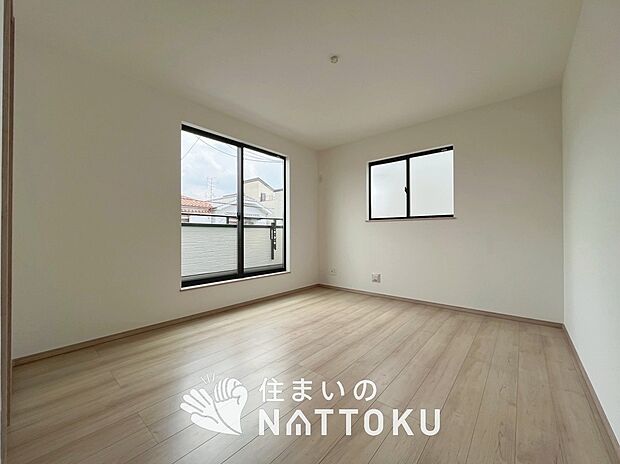 【現地写真（寝室）】木目の美しさを際立たせるシンプルデザインの建具を使用しています。