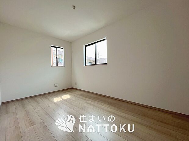 【現地写真（洋室）】木目の美しさを際立たせるシンプルデザインの建具を使用しています。