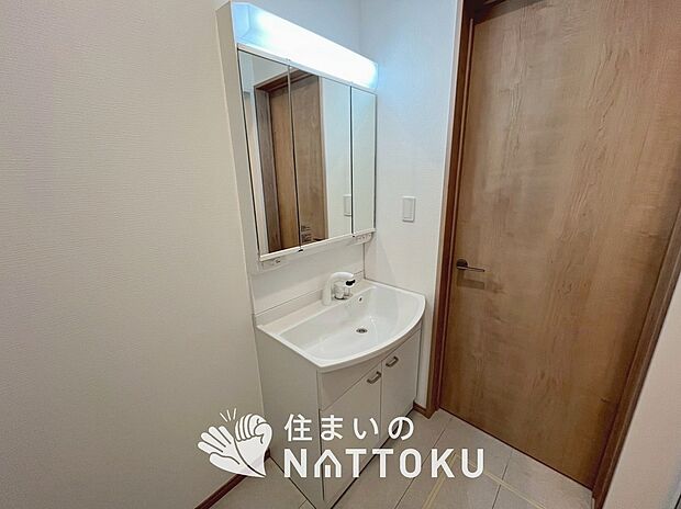 【洗面台・洗面所】鏡の両サイドは、必要なものを取出しやすく、大きな鏡面で朝の準備も快適。
使いやすいリフトアップ機能付きのシングルレバーシャワー水栓付です。
