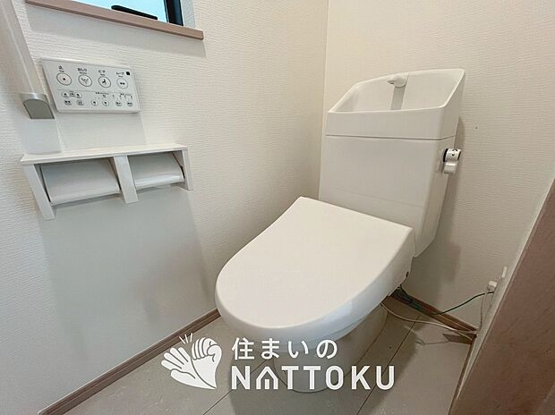 【トイレ】汚れてもサッとひと拭きでお手入れ簡単、エコ仕様の温水洗浄便座付きのトイレです。
バリアフリーにも配慮しています。
