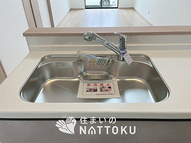 【浄水器内臓ハンドシャワー付シンク】広々とした凸型シンクに洗剤ポケットを標準装備。すっきり収納できます。
また、蛇口の先端に浄水器を内蔵しているため場所をとりません。